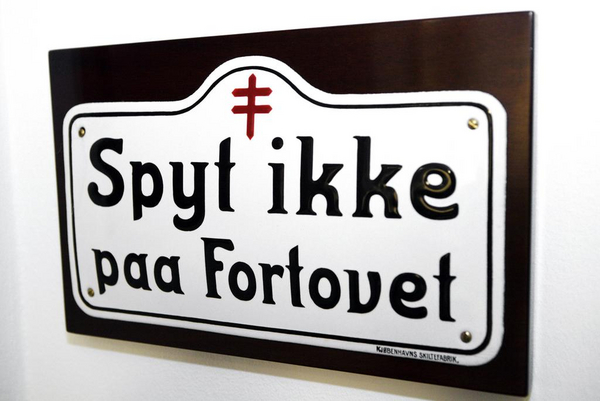 2012 Spyt ikke paa fortovet hoej oploesning