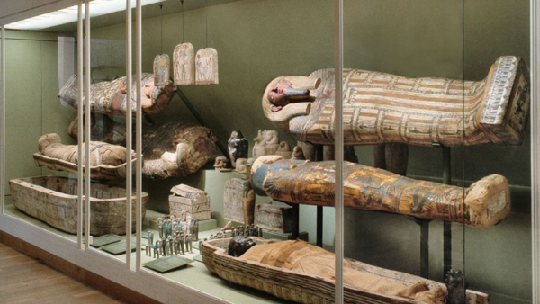 På Nationalmuseet i København findes der mumier fra Egypten. Forrest på dette billede ses en mumie i en kiste. 580bf077d595e1edb1599ac6047aacc633fbd749
